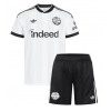 Eintracht Frankfurt Bortedraktsett Barn 2026-27 Kortermet (+ Korte bukser) Eintracht Frankfurt Bortedraktsett Barn 2026-27 Kortermet (+ Korte bukser)